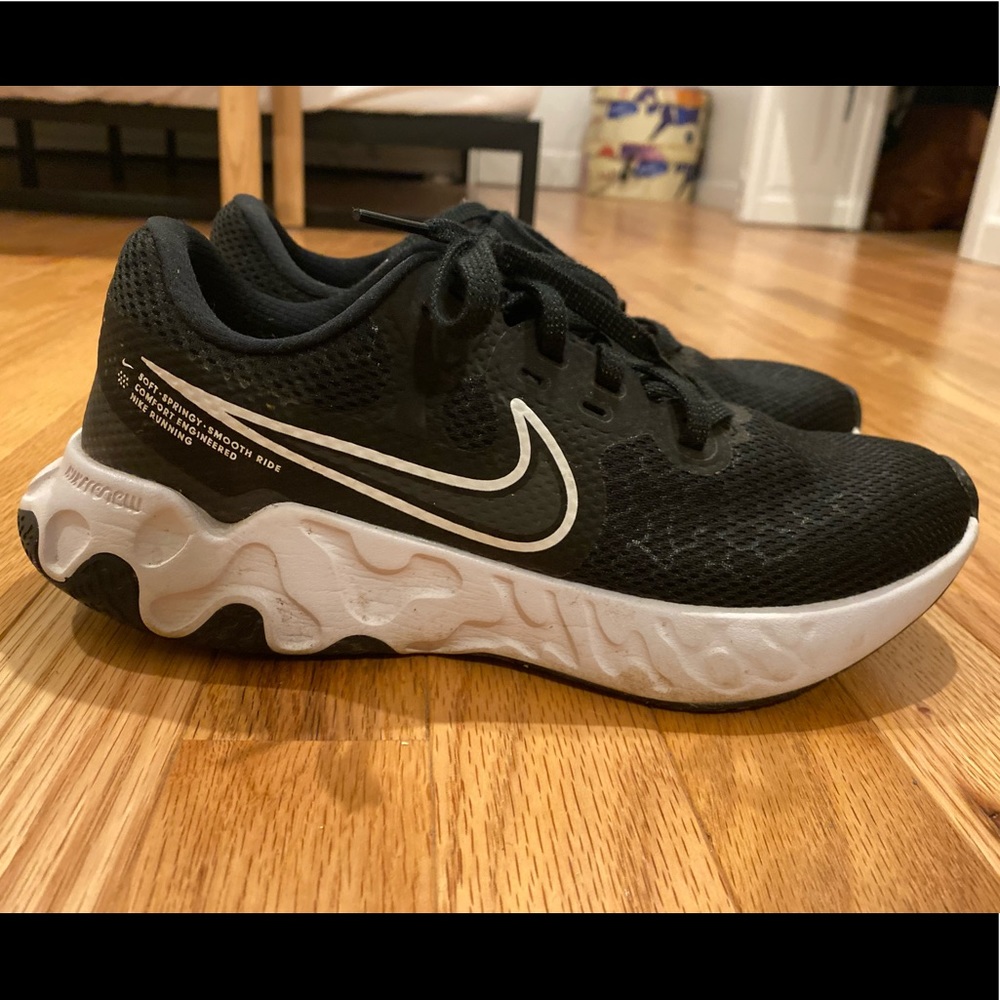 Women Nike renew sneakers